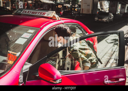 BANGKOK, THAÏLANDE - 22 janvier : scène de rue dans le centre-ville de Bangkok d'un homme essayant d'attraper un taxi le 22 janvier 2017 à Bangkok. Banque D'Images