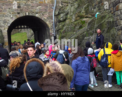 Voyages en groupe avec guide dans le château d'Édimbourg en Écosse Banque D'Images