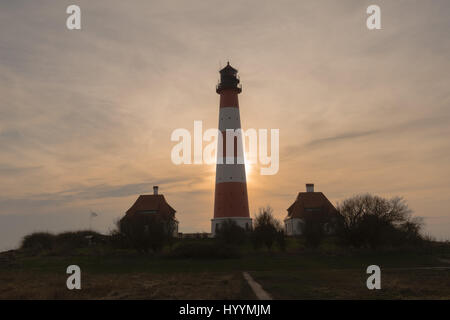 Allemagne les plus célèbre phare Westerheversand dans les marais salés de la mer du Nord. Westerhever, Frise du Nord, Schleswig-Holstein, Allemagne Banque D'Images