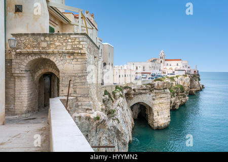 Vue panoramique de Vieste, le célèbre 'Perle du Gargano' dans la province de Foggia, Pouilles (Italie), novembre-03-2016 Banque D'Images