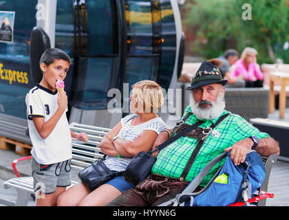 Zermatt, Suisse - le 24 août 2016 : des gens assis sur le banc. Homme avec moustache portant costume traditionnel Suisse avec un short en cuir Banque D'Images