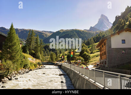 Swiss chalets traditionnels et dans la rivière Gornera resort ville Zermatt avec vue sur Mont Cervin sommet en Suisse en été Banque D'Images