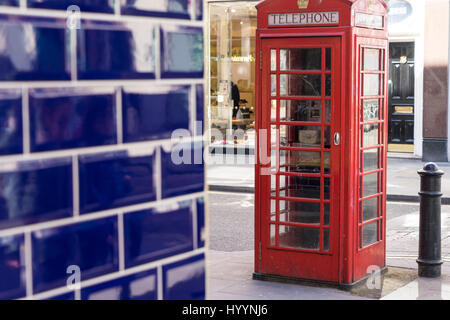 Londres - le 30 mars : célèbre cabine téléphonique avec mur de tuiles bleues le 30 mars 2017. Banque D'Images