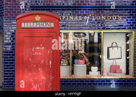 Londres - le 30 mars : célèbre cabine téléphonique en face de boutique avec mur de tuiles bleues le 30 mars 2017. Banque D'Images