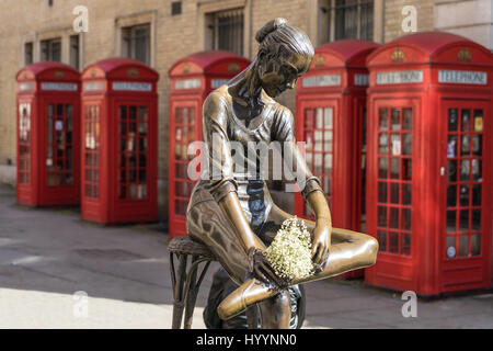 Londres - le 30 mars : prima ballerina statue à Covent Garden avec cabine téléphonique rouge emblématique, le 30 mars 2017. Banque D'Images