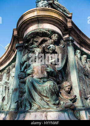 Statue de la reine Victoria, en Angleterre Lancaster permanent au-dessus de politiciens, artistes et écrivains Banque D'Images