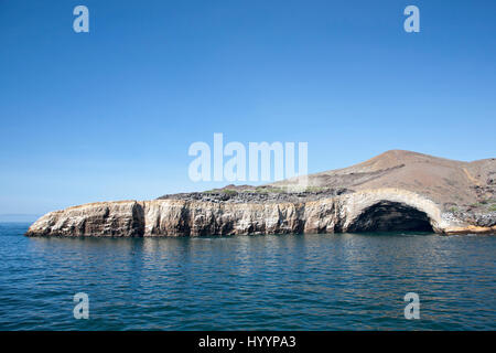 Grotte de la mer plongée dans la falaise de tuf compacté (cendres volcaniques) sur l'île Isabela dans les Galapagos Banque D'Images