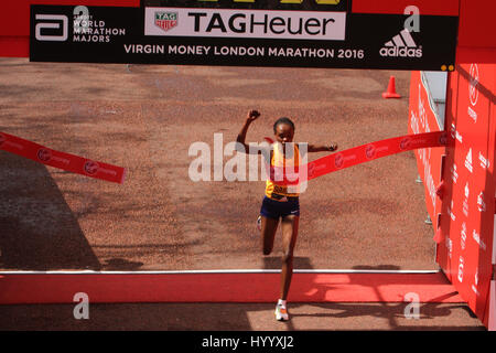 ​​​London, UK 24 avril 2016. Jemima Sumgong (Kenya) remporte le marathon de Londres Virgin Money en un temps de 2:22:58. Le Marathon de Londres est un millionième de finition puisse traverser la ligne au cours de cette années la race, un jalon dans l'histoire de la course qui a commencé en 1981. Bien sûr les hommes est records​ 2:04:29 (2014), tenu par Kipsang​ and​ Wilson women's : 2:15:25 (2003) détenus par Paula Radcliffe.​ © David Mbiyu/Alamy Live News Banque D'Images