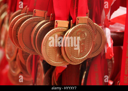 ​​​London, UK 24 avril 2016. Marathon de Londres Virgin Money présentation awaiitng médailles d'un centre commercial.​ © David Mbiyu/Alamy Live News Banque D'Images