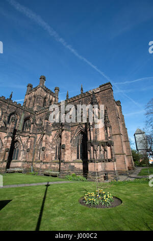 Ville de Chester, en Angleterre. La façade sud de l'historique de la cathédrale de Chester, vu de St Werburgh Street. Banque D'Images