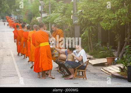 République démocratique populaire du Laos, Luang Prabang - 20 juin : l'aumône aux moines bouddhistes dans la rue, Luang Prabang, 20 juin 2014. Banque D'Images