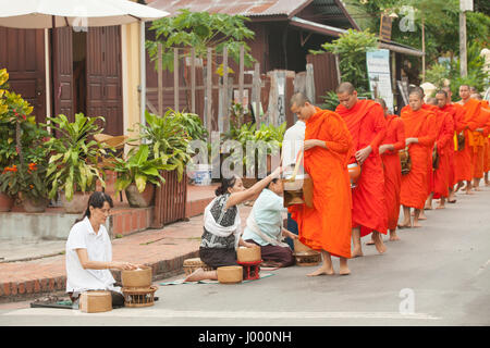 République démocratique populaire du Laos, Luang Prabang - 20 juin : l'aumône aux moines bouddhistes dans la rue, Luang Prabang, 20 juin 2014. Banque D'Images