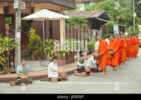 République démocratique populaire du Laos, Luang Prabang - 20 juin : l'aumône aux moines bouddhistes dans la rue, Luang Prabang, 20 juin 2014. Banque D'Images