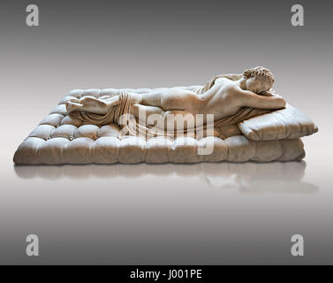 Dormir Hermaphroditus, l'Hermaphrodite Borghèse. Une vie ancienne taille 2e siècle statue romaine sculpté en marbre grec, le Musée du Louvre, Paris Banque D'Images