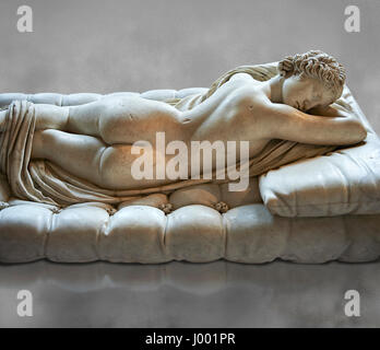 Dormir Hermaphroditus, l'Hermaphrodite Borghèse. Une vie ancienne taille 2e siècle statue romaine sculpté en marbre grec, le Musée du Louvre, Paris Banque D'Images