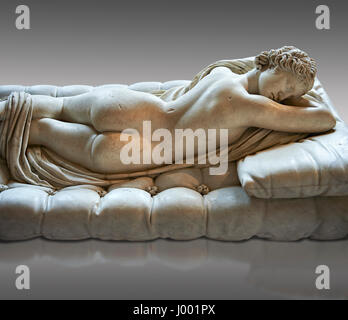 Dormir Hermaphroditus, l'Hermaphrodite Borghèse. Une vie ancienne taille 2e siècle statue romaine sculpté en marbre grec, le Musée du Louvre, Paris Banque D'Images