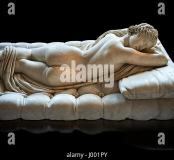 Dormir Hermaphroditus, l'Hermaphrodite Borghèse. Une vie ancienne taille 2e siècle statue romaine sculpté en marbre grec, le Musée du Louvre, Paris Banque D'Images