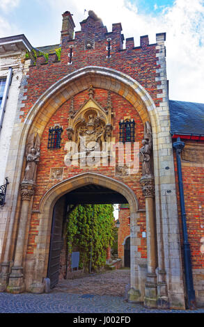 Bruges, Belgique - 10 mai 2012 : Arch avec le blason menant au musée Gruuthuse dans la vieille ville médiévale de Bruges, Belgique. Banque D'Images