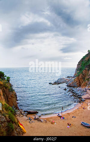 Tossa de Mar, Espagne - 4 août 2010 : les gens à plage de Tossa de Mar, sur la Costa Brava à la mer Méditerranée en Espagne. Banque D'Images