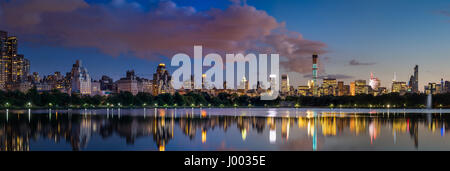 Vue panoramique sur le réservoir de Central Park et les gratte-ciel de Midtown allumé au crépuscule en été. Manhattan, New York City Banque D'Images