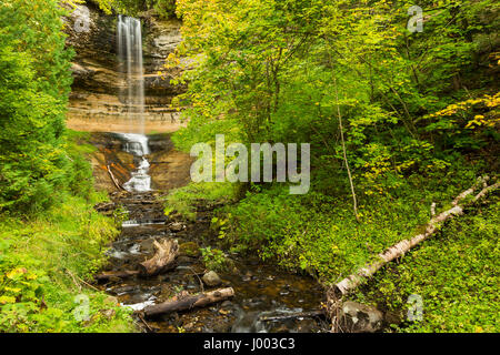 Munising Falls Cascade au début de l'automne Banque D'Images