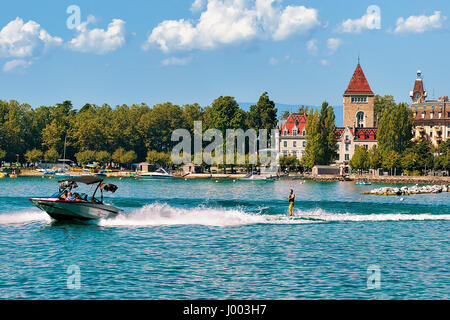 Lausanne, Suisse - le 26 août 2016 : Bateau à moteur avec l'homme le wakeboard sur le lac de Genève quai près de Chateau Ouchy à Lausanne, Suisse. Banque D'Images