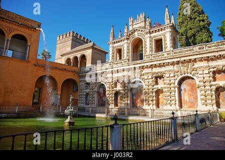 Étang de mercure à l'Alcazar Royal Lieu à Séville, Andalousie, espagne. Banque D'Images