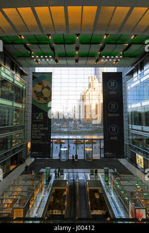 La ville de New York, USA-Avril 2, 2017 : Columbus Circle, vu du Time Warner Center's 150 pieds de hauteur (46 m) de mur rideau en verre. Banque D'Images