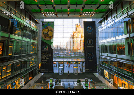 La ville de New York, USA-Avril 2, 2017 : Columbus Circle, vu du Time Warner Center's 150 pieds de hauteur (46 m) de mur rideau en verre. Banque D'Images