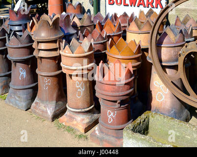 Pots de cheminée ancienne récupérée à vendre dans une ancienne entreprise dans le Yorkshire du Nord comme ornements de jardin ou des jardinières Banque D'Images