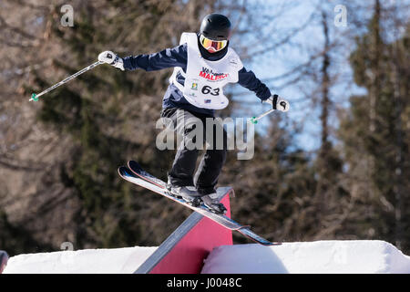 CHIESA IN VALMALENCO, ITALIE - 6 avril 2017 : FIS Ski acrobatique Monde Junior Chanpionship, athlète en slopestyle Banque D'Images