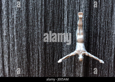 Homme d'argent sculpture installé pour créer un effet de saut sur la fontaine de Dubaï Mall à Dubaï, Émirats arabes unis. Banque D'Images