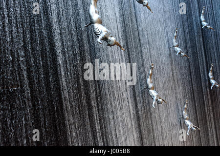 Homme d'argent sculpture installé pour créer un effet de saut sur la fontaine de Dubaï Mall à Dubaï, Émirats arabes unis. Banque D'Images