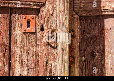 Rusty metal serrure sur une vieille porte en bois Banque D'Images