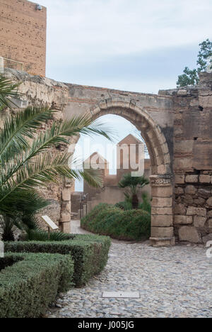 Une arche à l'Alcazaba, forteresse médiéval maure de l'Andalousie, espagne. Banque D'Images