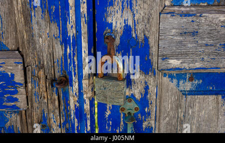 Cadenas rouillé sur une vieille porte bleue - Cyclades, Grèce Banque D'Images