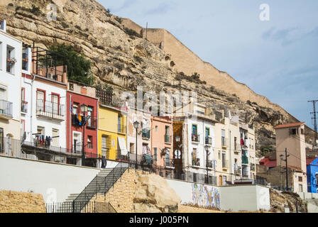 ALICANTE, Espagne - 12 février 2016 : maisons traditionnelles à Barrio Santa Cruz, un quartier près de château Santa Barbara, Alicante, Espagne. Banque D'Images