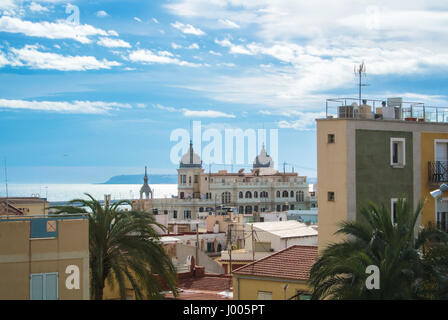 Vue panoramique sur les toits d'Alicante, les bâtiments près de promenade et mer Méditerranée en arrière-plan, Alicante, Espagne. Banque D'Images