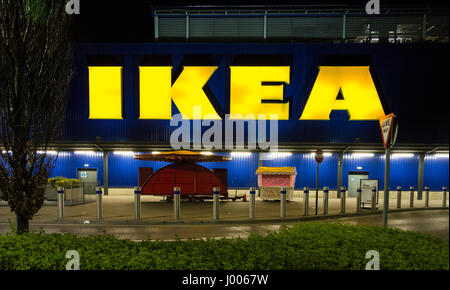 Grand magasin Ikea jaune néon, enseigne à l'extérieur superstore de Wembley, London, UK Banque D'Images