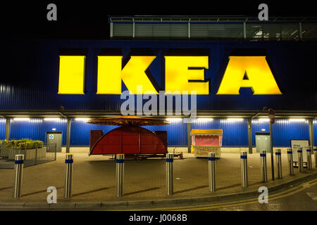 Grand magasin Ikea jaune néon, enseigne à l'extérieur superstore de Wembley, London, UK Banque D'Images