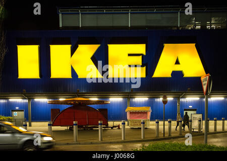 Grand magasin Ikea jaune néon, enseigne à l'extérieur superstore de Wembley, London, UK Banque D'Images