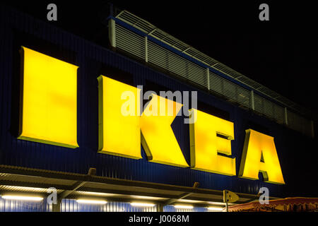 Grand magasin Ikea jaune néon, enseigne à l'extérieur superstore de Wembley, London, UK Banque D'Images