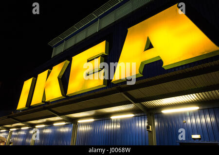 Grand magasin Ikea jaune néon, enseigne à l'extérieur superstore de Wembley, London, UK Banque D'Images