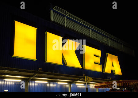 Grand magasin Ikea jaune néon, enseigne à l'extérieur superstore de Wembley, London, UK Banque D'Images