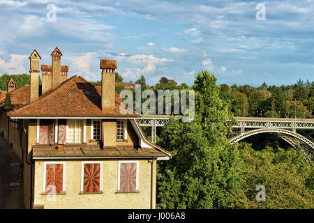 Bâtiment historique au pont Kirchenfeld à Berne, Suisse. Vu à partir de la Bundesterrasse Banque D'Images