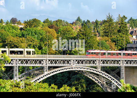 Panorama avec pont Kirchenfeld avec courir les trams à Berne, Suisse. Vu à partir de la Bundesterrasse Banque D'Images