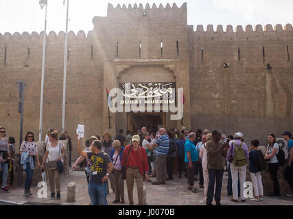 Les touristes jusqu'à l'extérieur de la ligne, du musée de Dubaï Banque D'Images