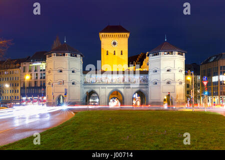 L'Isartor gate at night, Munich, Allemagne Banque D'Images