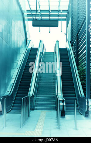 Escalator ascendant dans une zone de transport public Banque D'Images