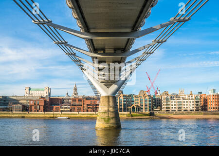 Voir sous le pont du Millénaire durant la marée basse à Londres, Royaume-Uni Banque D'Images